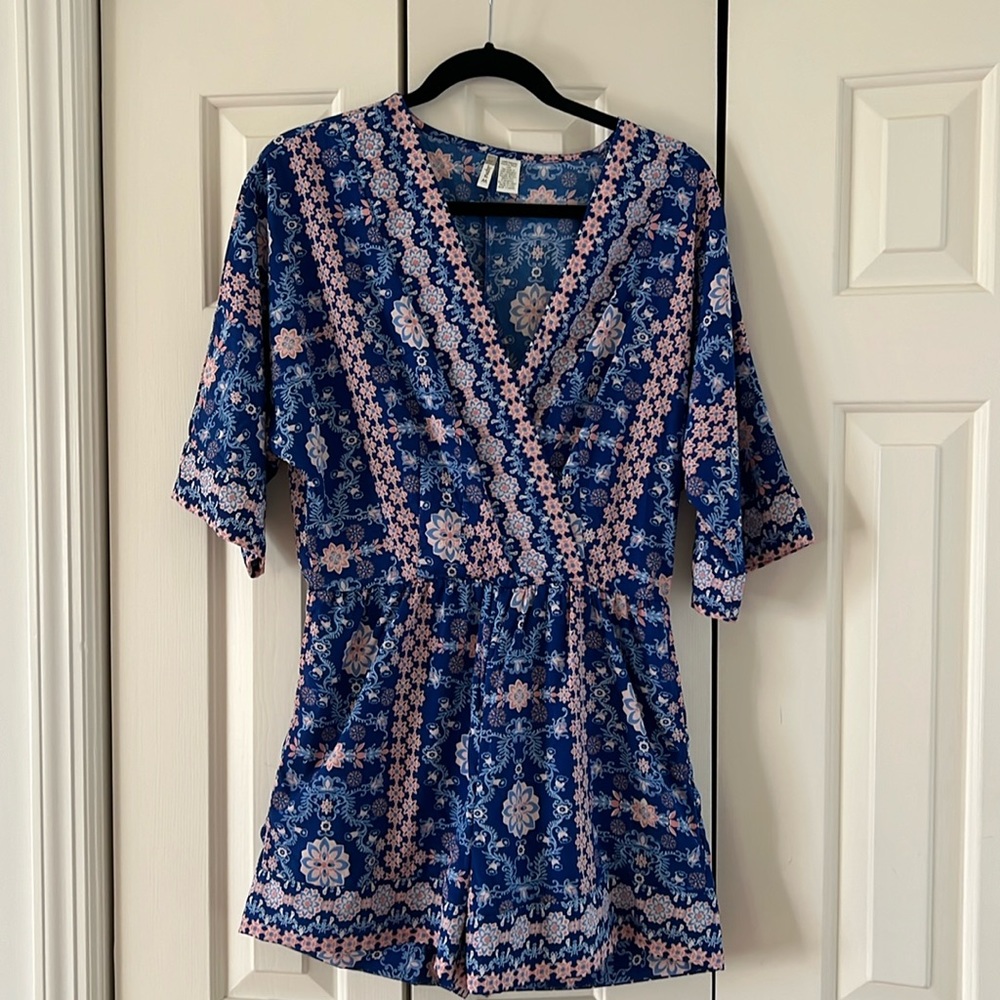 Romper with flowy sleeves and pockets
